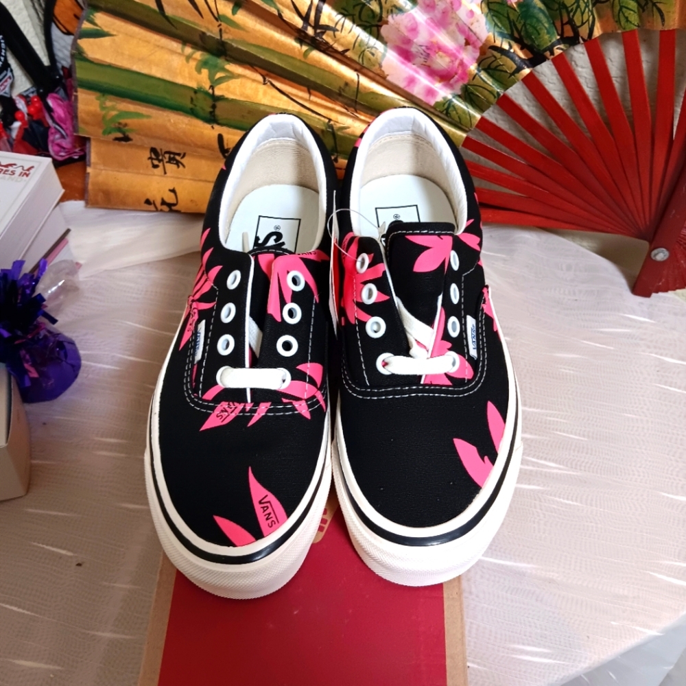 Floral black and pink Vans Nwt